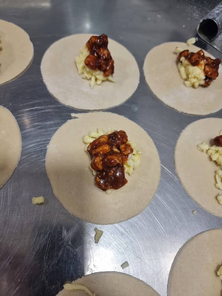 Preparación artesanal de empanadas en El Suizo